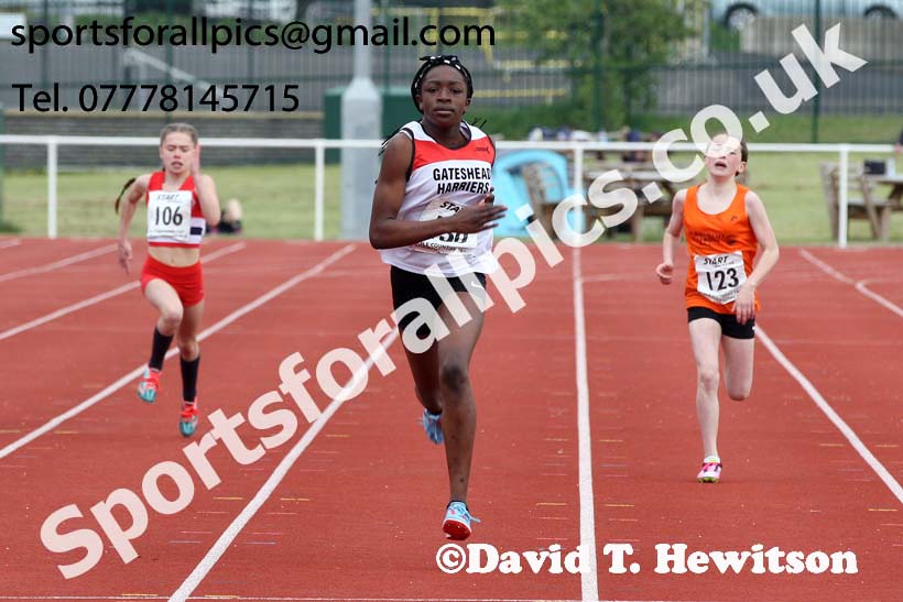 Girls under-13s 200 metres, North Eastern Track and Fields Champs., Middlesbrough. Photo: David T. Hewitson/Sports for All Pics